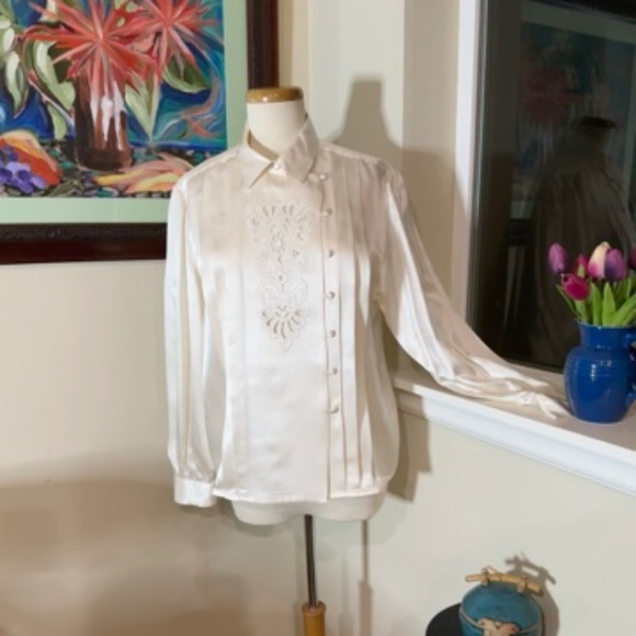 Elegant Cream Silk Blouse w/ Cutwork Lace & Soft Pleats - A Classic - Sz. L - Picture 2 of 12